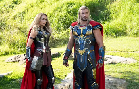 „Thor: Love and Thunder”, Chris Hemsworth și Natalie Portman au uimit la premiera mondială. Primele imagini de pe covorul roșu
