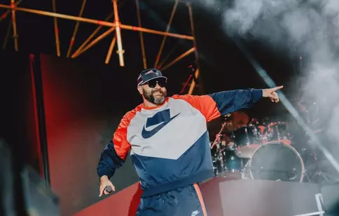 Grasu XXL a ajuns la poliție după ce a stropit cu apă și a înjurat un tânăr la concert. Primele declarații