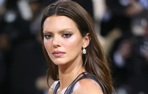 Kendall Jenner s-a lăsat fotografiată complet goală la plajă. A renunțat la costumul de baie