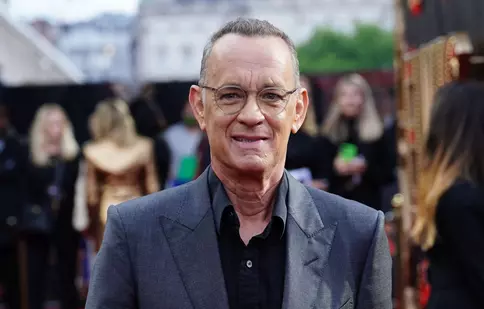 Tom Hanks, surprins în timp ce îi tremurau mâinile incontrolabil pe scenă. Fanii sunt îngrijorați