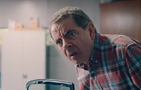 Review „Om vs albină”, serial de comedie Netflix. Simfonia unui dezastru casnic