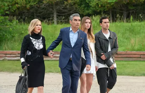 Premiatul serial „Schitt’s Creek”, favoritul galelor din ultimii ani, ajunge în sfârșit și la noi. Unde poate fi urmărit
