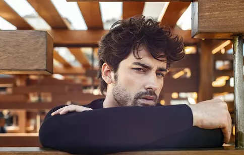 Ce face acum Alp Navruz, Cenk din serialul „Ține-mă de mână!”. Actorul turc o ia pe urmele lui Tom Cruise