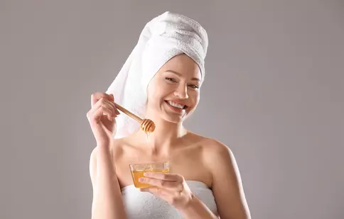 Miere și lăptișor de matcă: ingredientele minune în îngrijirea tenului și a părului. Cum faci acasă cele mai bune măști naturale