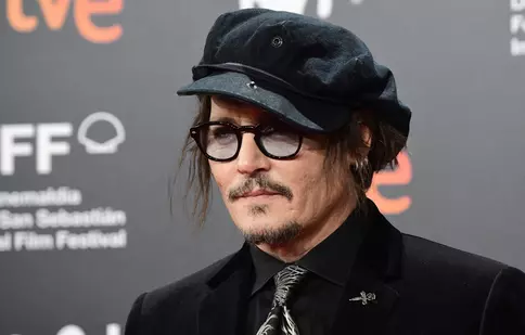 Prima imagine cu Johnny Depp în rolul regelui Ludovic al XV-lea. Transformarea este uluitoare