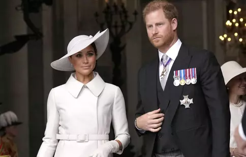 De ce nu o suportă prietenii Prințului Harry pe Meghan Markle. Ce îi reproșează ducesei de Sussex