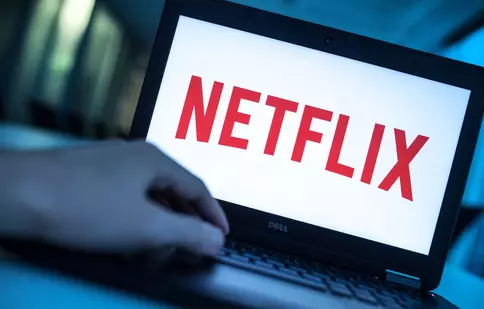 Probleme pentru Netflix, după ce a pierdut aproape un milion de abonați. Ce plănuiește gigantul de streaming