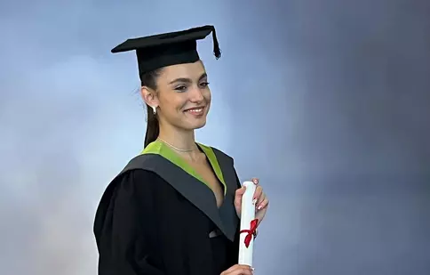 Alexia Eram, imagini de la festivitatea de absolvire din Marea Britanie. Cine i-a fost alături și ce surpriză i-a făcut iubitul ei