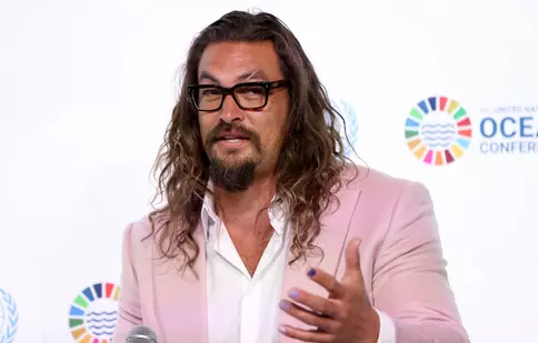 Jason Momoa, surprins pe motor, la plimbare cu iubita lui. Tânăra e cu 10 ani mai tânără decât starul din „Aquaman”