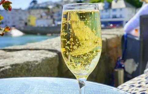 Cum se servește corect vinul spumant? 5 sugestii