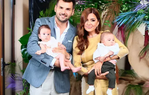 După logodnă, botezul! Albertina Ionescu și iubitul ei au nășit o pereche de gemeni