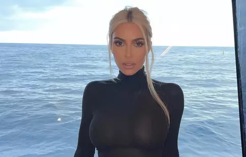 Kim Kardashian a dezvăluit că și-a făcut recent o procedură dureroasă de remodelare a stomacului