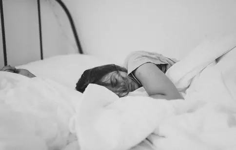 Care este cea mai bună poziție de dormit pentru un somn odihnitor și pentru o stare generală de sănătate bună?