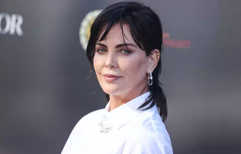 Charlize Theron, impecabilă în costum de baie la 47 de ani. Cum s-a distrat alături de fiicele ei