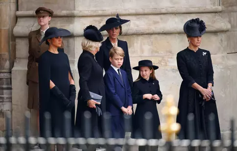 De ce prințul George nu a fost îmbrăcat în negru la înmormântarea Reginei Elisabeta a II-a