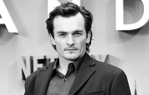 Rupert Friend se alătură lui John Malkovich în distribuția filmului Cravata Galbenă