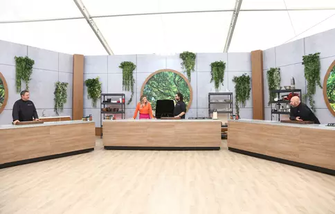 „Chefi la cuțite”, 27 septembrie 2022. Provocare inedită pentru jurați. Sunt chemați la bancurile de lucru legați la ochi