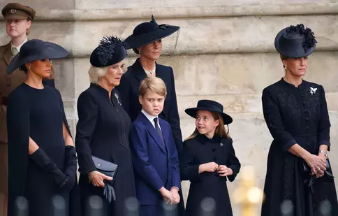 Omagiul adus de Charlotte reginei Elisabeta a II-a. Mica prințesă a purtat o bijuterie specială primită de la străbunica sa