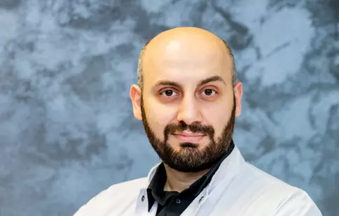 Proteza totală de șold - artroplastia totală de șold. Dr. Tarek Nazer explică tot ce trebuie să știi despre această intervenție.