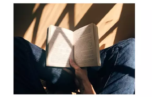 3 cărți scrise de Colleen Hoover pe care le poți comanda de la BOOKZONE