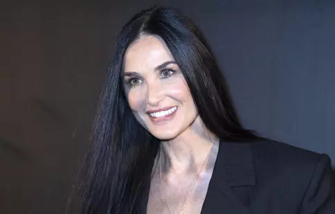 Demi Moore, ravisantă în costum de baie la 59 de ani. Cum a fost surprinsă pe un yacht, în timpul unei ședințe foto