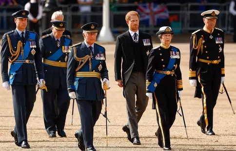 Un nou gest de reconciliere pentru prințul Harry. Regele Charles al III-lea îi permite să poarte uniforma mililitară la priveghiul bunicii sale