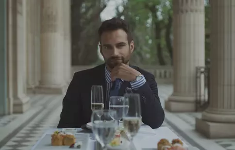 Cine este actorul Jesús Castro, protagonistul celui mai vizionat serial latino de la Netflix, “Jurnalul unui gigolo”