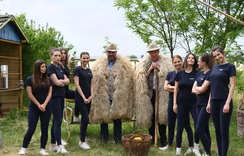 Cine sunt „băcițele” din noul serial de la Prima TV, „Pup-o, mă!”. Printre ele, se regăsește și fosta soție a lui Bobby Păunescu