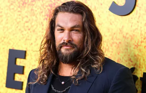 Jason Momoa, fără inhibiții la pescuit! Actorul a purtat doar o bucată de material înfășurată în zona intimă