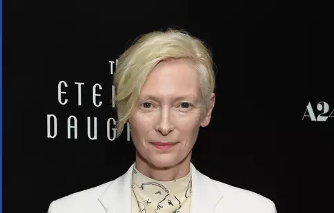 Cum s-a îndrăgostit de filme Tilda Swinton, actrița care nu crede despre ea că e „chiar o actriță”