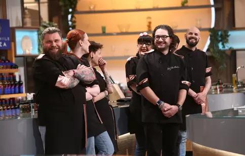 „Chefi la cuțite”, 8 noiembrie 2022. Echipele intră într-un battle memorabil, în ritm muzical. „Trebuie să fie o zi magică”