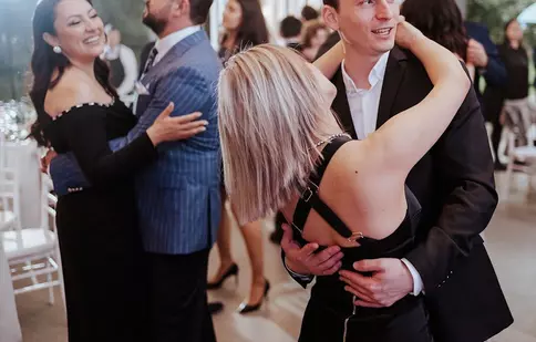 Cine este iubita lui Denis Roabeș, juratul de la „Vocea României”. Unde a cunoscut-o pe Bianca