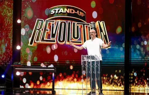 Stand-Up Revolution, 18 noiembrie 2022. Vlad Craioveanu le face un mini-roast juraților. Cine sunt concurenții care vor urca pe scenă