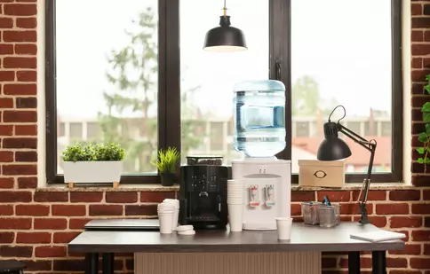 5 beneficii ale folosirii unui filtru de apă la birou