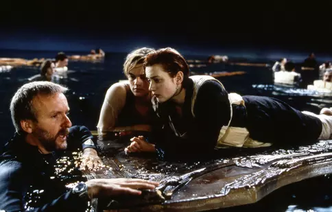 Gata cu zvonurile despre personajele din „Titanic”! James Cameron a aflat dacă Jack ar fi avut loc lângă Rose pe ușa care plutea