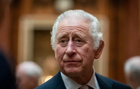 Banca Angliei a dezvăluit primele bancnote cu chipul Regelui Charles. Ce se întâmplă cu banii cu imaginea Reginei Elisabeta