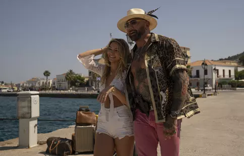 Knives Out 2. Ce ne-au povestit Dave Bautista și Madelyn Cline despre noul mister din Grecia