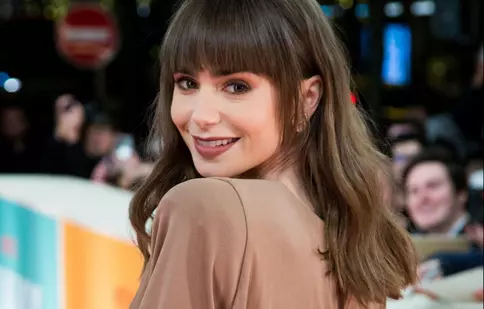 Lily Collins, ravisantă la premiera „Emily in Paris”, sezonul 3. Cine a însoțit-o pe covorul roșu