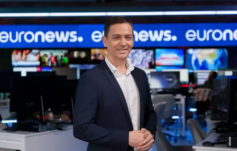 Vitalie Cojocari (Euronews), în propriul rol pe scena Teatrului Național. Jurnalistul joacă în piesa de teatru „No Man’s Land”