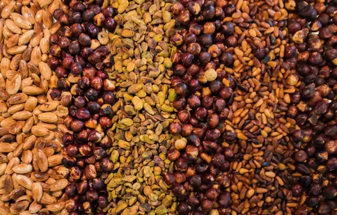 Beneficiile nucilor: de ce este bine să ai arahide, alune, migdale în cămară