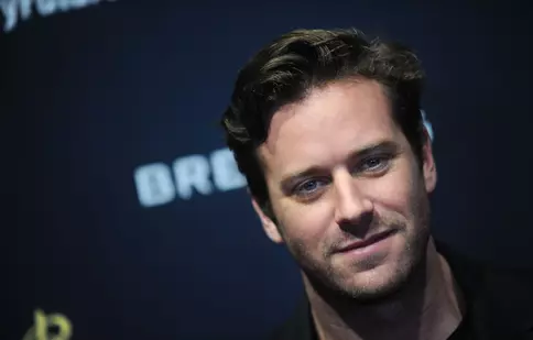 Armie Hammer rupe tăcerea. Ce a pățit în copilărie actorul acuzat de viol și agresiune sexuală. „Aveam 13 ani”