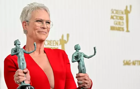 Jamie Lee Curtis a sărutat-o pe buze pe Michelle Yeoh, după victoria obținută la SAG 2023. „Ne iubim una pe cealaltă”