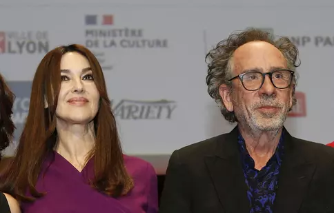 Monica Bellucci și Tim Burton, surprinși în ipostaze romantice. Când a început idila lor
