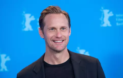 Alexander Skarsgard a confirmat că a devenit tată pentru prima dată. Ce cadou a primit pe covorul roșu