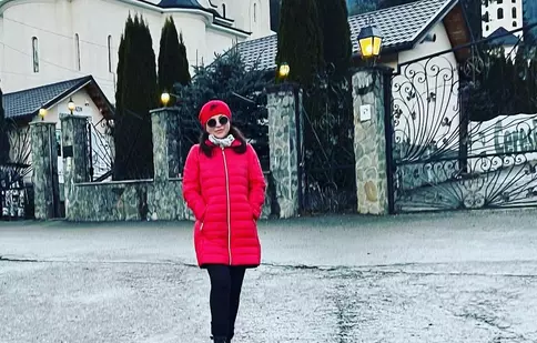 Cântăreața de muzică populară a ajuns la mănăstire. „Tot timpul vorbesc cu Dumnezeu”. Ce a făcut când a cunoscut-o pe amanta soțului ei