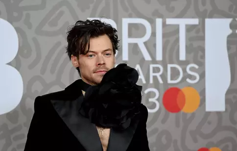 Cine este noua iubită a lui Harry Styles. Au fost surprinși în timp ce se sărutau pasional pe străzile din Tokyo