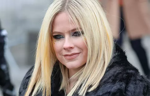 Avril Lavigne are un nou iubit, după despărțirea de Mod Sun. Au fost surprinși în timp ce se sărutau