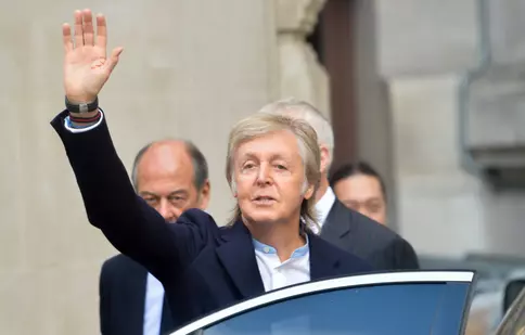 Cum arată Paul McCartney la 80 de ani. Artistul, surprins la plajă alături de soţia sa