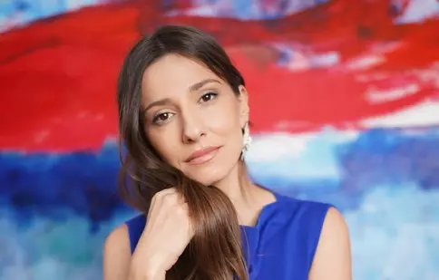 Dana Rogoz și soțul ei, pasionați de design interior. „Amenajarea interioară a caselor în care am locuit a fost mereu făcută de noi”. EXCLUSIV