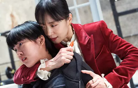 „Kill Boksoon” la Netflix: Sau cum se descurcă o mamă singură, cu probleme și acasă, și la serviciu